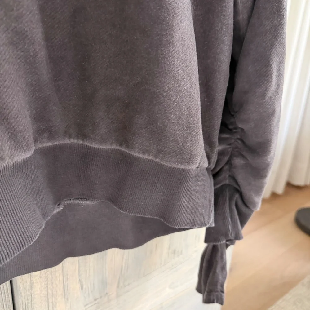 AMO upcycled sweatshirt with embroidery and heart - Picture 5 of 10